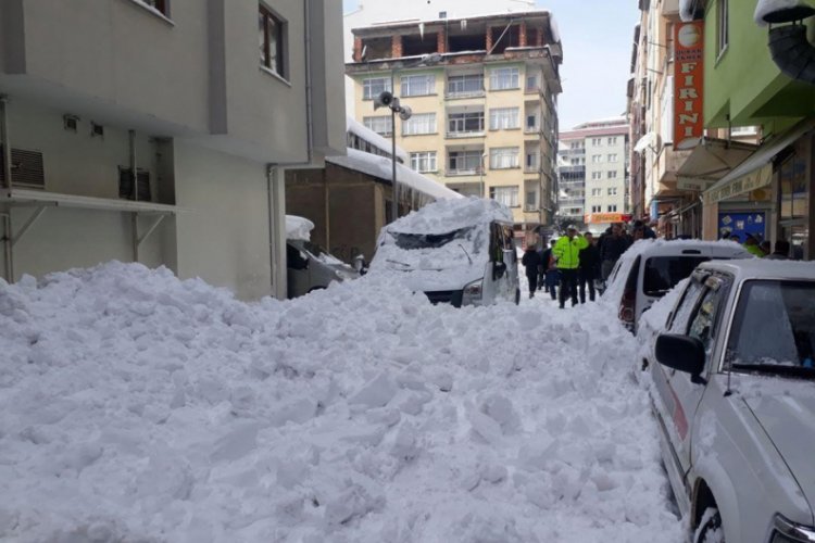 &Ccedil;atıdan d&uuml;şen karlar park halindeki 2 araca hasar verdi