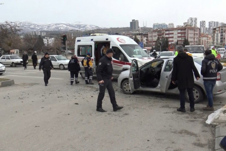 Hasta nakleden ambulans otomobille &ccedil;arpıştı