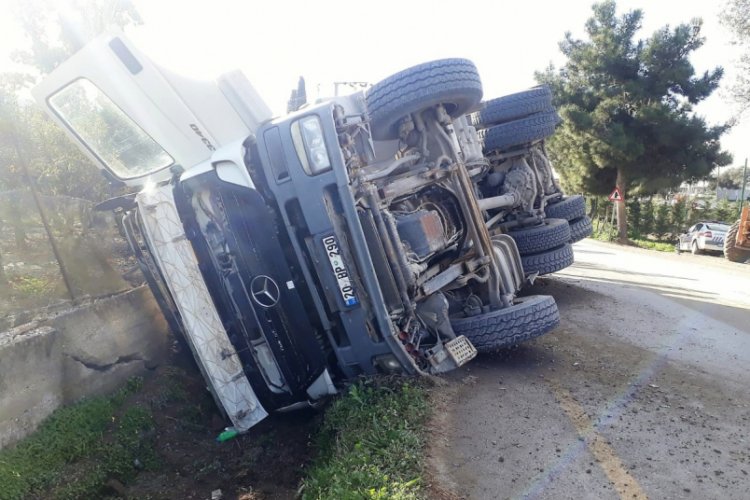 Beton direği yıkan kamyon şarampole devrildi