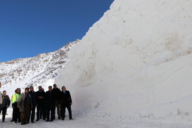 Van Valisi Bilmez, &ccedil;ığ b&ouml;lgesinde incelemelerde bulundu