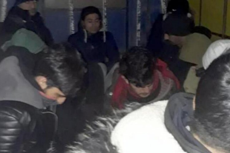 Kovalamacada durdurulan kamyonetten 15 ka&ccedil;ak g&ouml;&ccedil;men &ccedil;ıktı