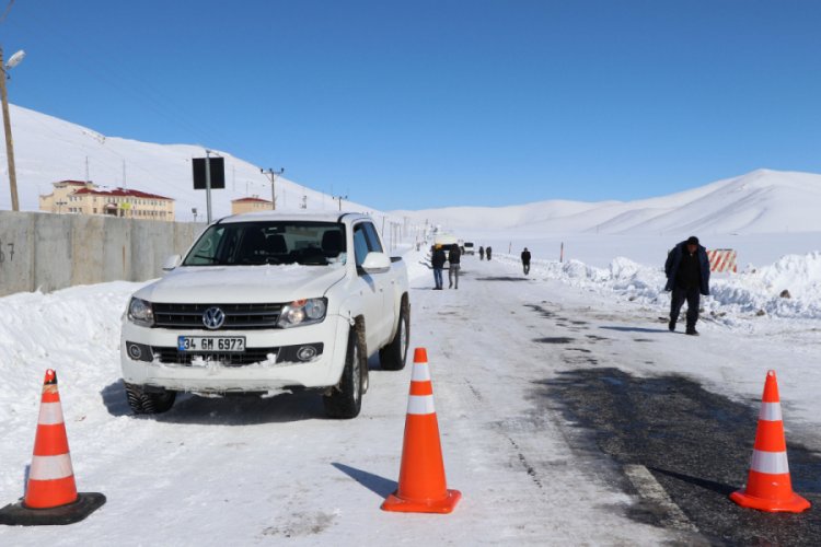 Van-&Ccedil;atak karayolu, &ccedil;ığ nedeniyle kapalı tutuluyor
