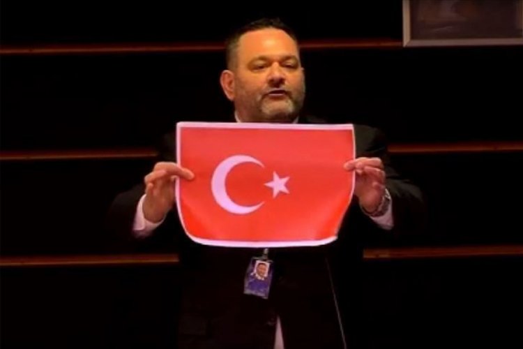 AP, ırk&ccedil;ı Yunan milletvekiline 4 g&uuml;n parlamento faaliyetlerine katılmama cezası verdi