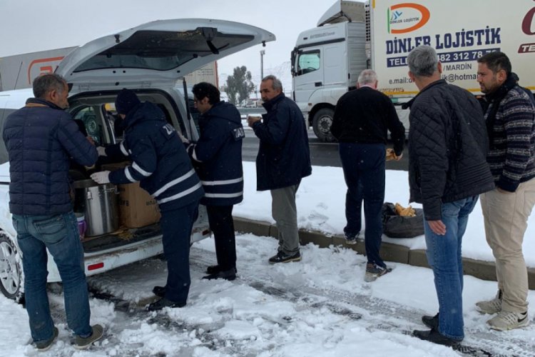 Belediyeden yolda kalanlara &ccedil;orba ikramı