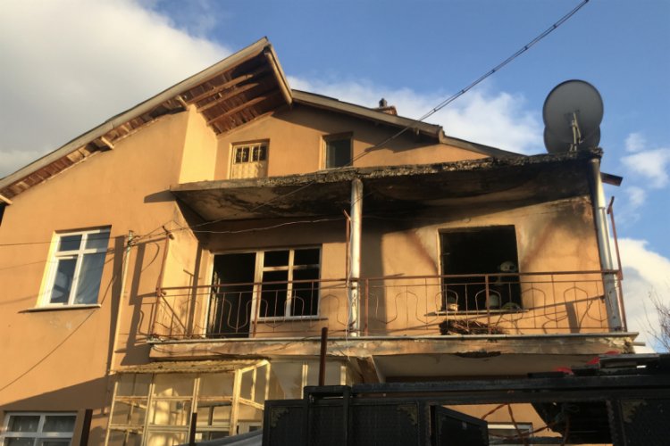 Konya’da iki katlı kerpiç evde çıkan yangında bedensel engelli bir kadın hayatını kaybetti, annesi yaralandı. Yangın itfaiye ekiplerince söndürülürken, ailenin yakınları olay yerinde gözyaşlarını tutamadı. ile ilgili görsel sonucu