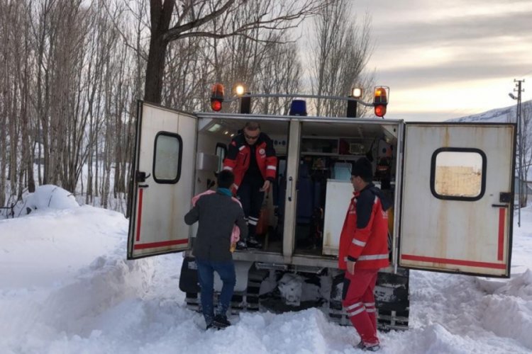 Hasta 2 kardeş i&ccedil;in karlı yollar aşıldı