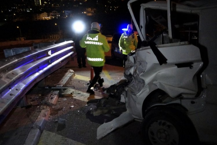 Bursa'da virajı alamayan s&uuml;r&uuml;c&uuml; aracın i&ccedil;inde sıkıştı!