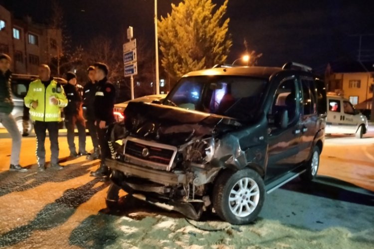 Otomobil ile hafif ticari ara&ccedil; kavşakta &ccedil;arpıştı