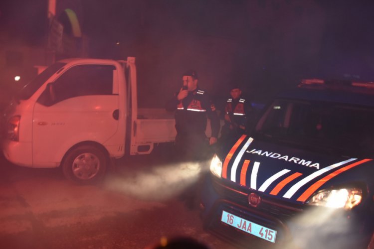 Bursa'da gen&ccedil;lerden jandarmaya anlamlı s&uuml;rpriz