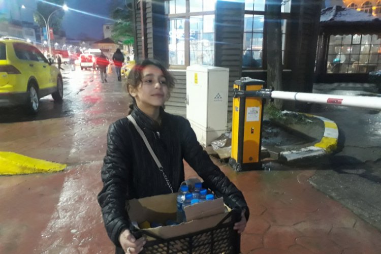 11 yaşındaki Hatice, su satarak ailesini ge&ccedil;indiriyor
