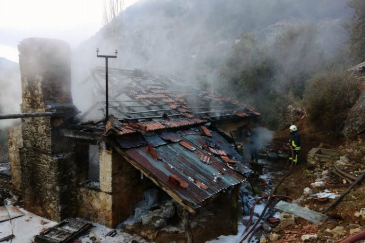 Sobadan &ccedil;ıkan yangın evi k&uuml;le &ccedil;evirdi