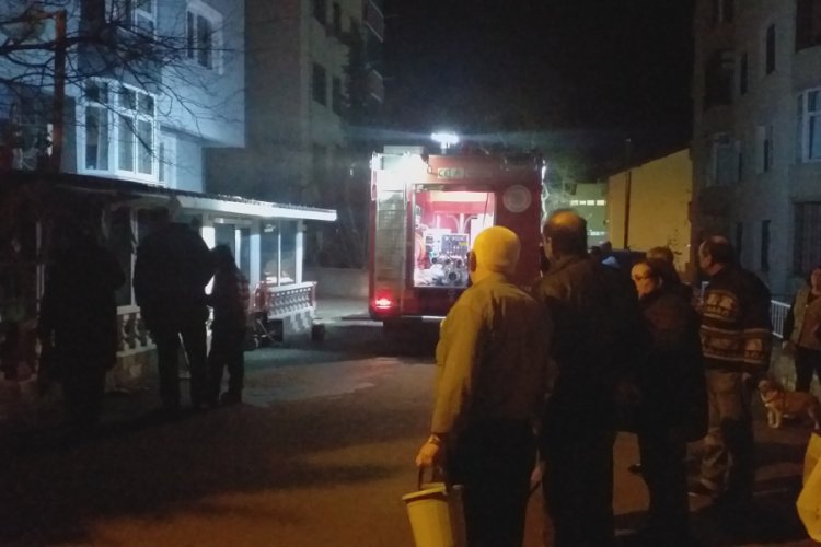 Evde &ccedil;ıkan yangın mahalleyi sokağa d&ouml;kt&uuml;