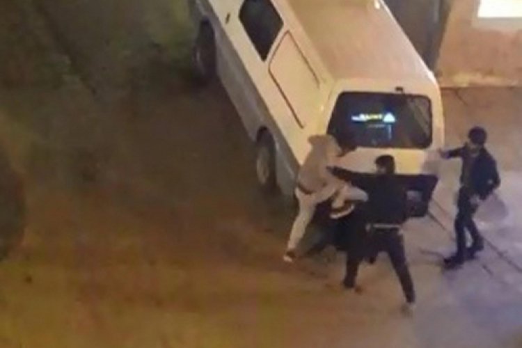 Sokak ortasında 3 kişi tarafından darbedildi