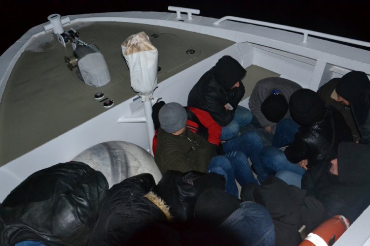 64 d&uuml;zensiz g&ouml;&ccedil;men yakalandı