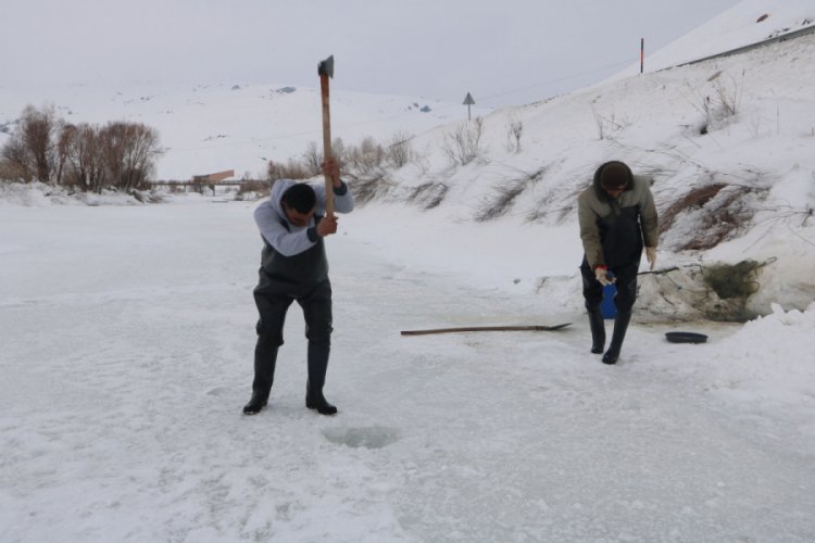 Buz tutan derede Eskimo usulu balık avı