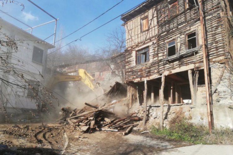 Bursa İneg&ouml;l'de 10 metruk binanın yıkımı yapıldı