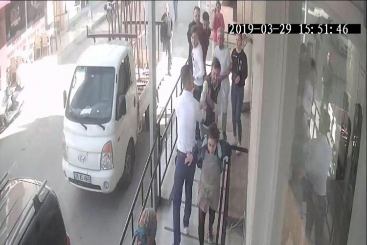 Doktoru ve &ouml;ğretmeni darbeden 3 kişiye hapis cezası