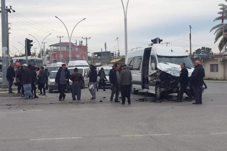 Otob&uuml;s &ouml;ğrenci servisine &ccedil;arptı: 5 yaralı