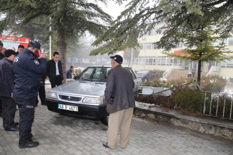 El freni &ccedil;ekilmeyen otomobil, duvara &ccedil;arptı
