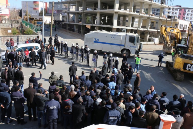 Ka&ccedil;ak inşaat yıkımında zabıtaya saldırı