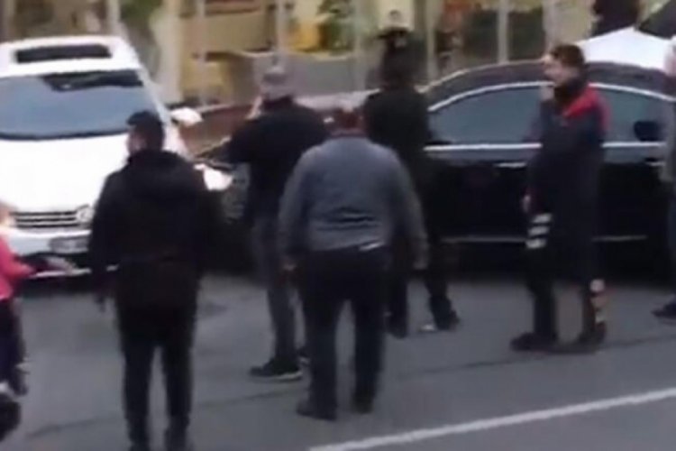 Kimseye aldırmadı, defalarca &ccedil;arptı