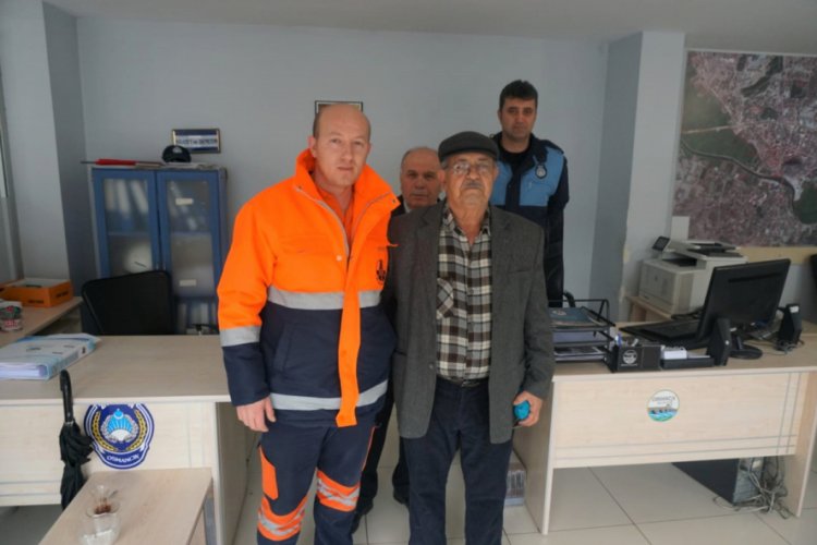 Bulduğu i&ccedil;inde 17 bin lira olan &ccedil;antayı sahibine teslim etti