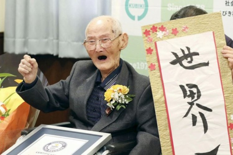 D&uuml;nyanın en yaşlı erkeği Japonya'da yaşıyor