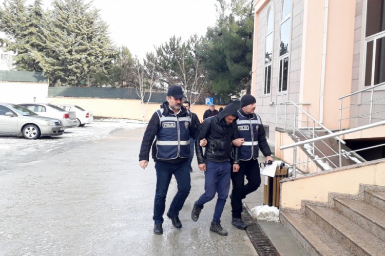 Cemevinden para &ccedil;alan zanlı adliyeye sevk edildi