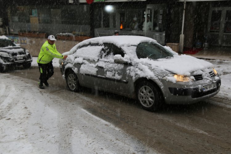 Kar yağışı trafiği fel&ccedil; etti