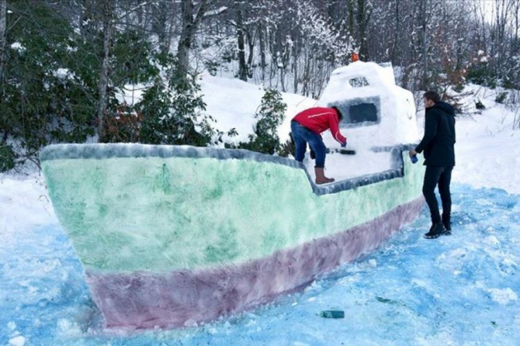 Kartepe'de tatilcilerin yaptığı kardan gemi ilgi &ccedil;ekiyor