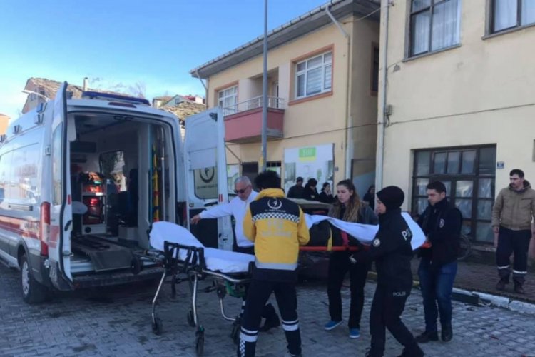 Kamyon, park halindeki ara&ccedil;lara &ccedil;arptı