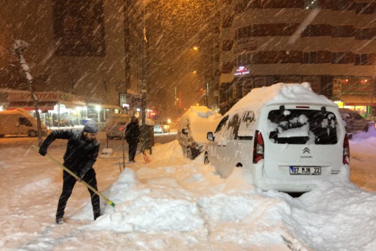 Kar kalınlığı 1 metreyi aştı, okullar 2 g&uuml;n tatil edildi