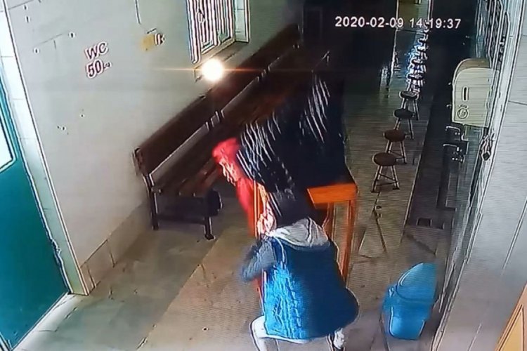 Bursa'da camideki yardım kutusunu masayla birlikte &ccedil;aldılar!