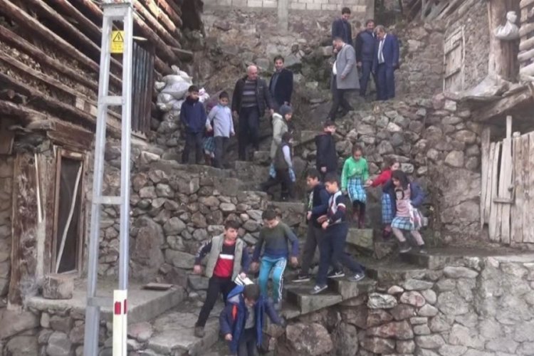 Her g&uuml;n 384 basamaklı merdivenlerden &ccedil;ıkarak okula gidiyorlar