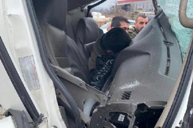 Kamyonet kırmızı ışıkta duran kamyona &ccedil;arptı