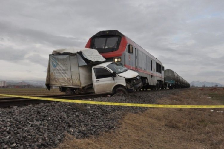 Aynı hemzemin ge&ccedil;itte 2. kaza: Ekmek y&uuml;kl&uuml; kamyonete tren &ccedil;arptı