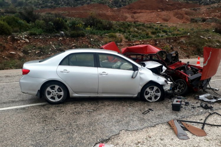 Otomobiller kafa kafaya &ccedil;arpıştı: 1 &ouml;l&uuml;, 1 yaralı