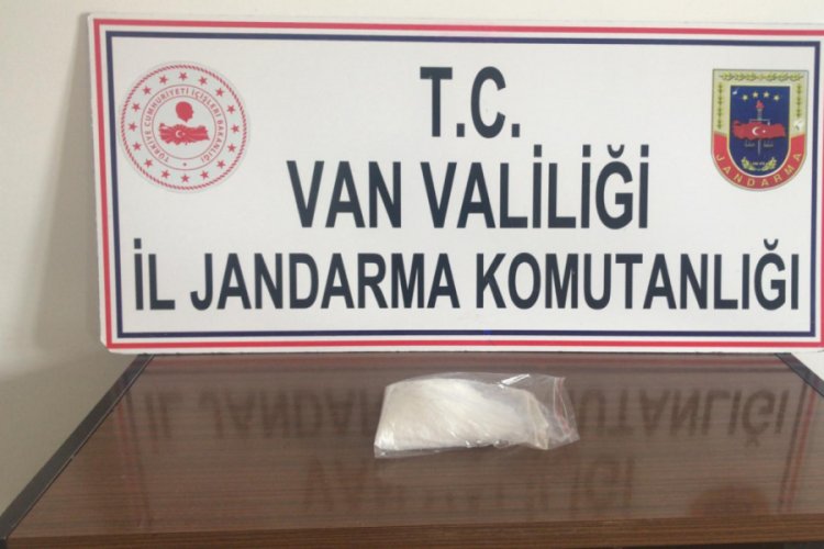 Yolcunun sırtında korseye gizlenmiş uyuşturucu ele ge&ccedil;irildi