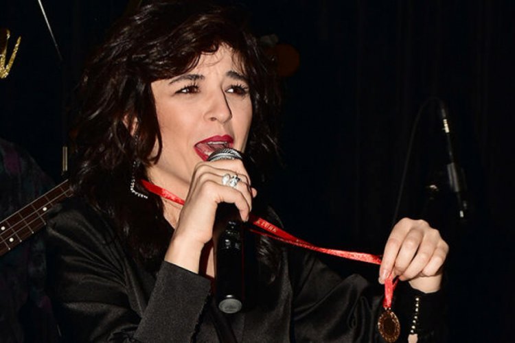 Gonca Vuslateri'ye hayranından tam altın
