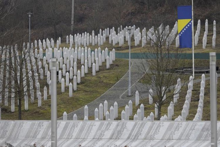 Srebrenitsa'da kimliği belirlenemeyen 82 kurban toprağa verilecek