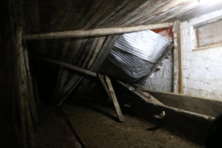 Yoğun kar yağışı nedeniyle ahırın &ccedil;atısı &ccedil;&ouml;kt&uuml;