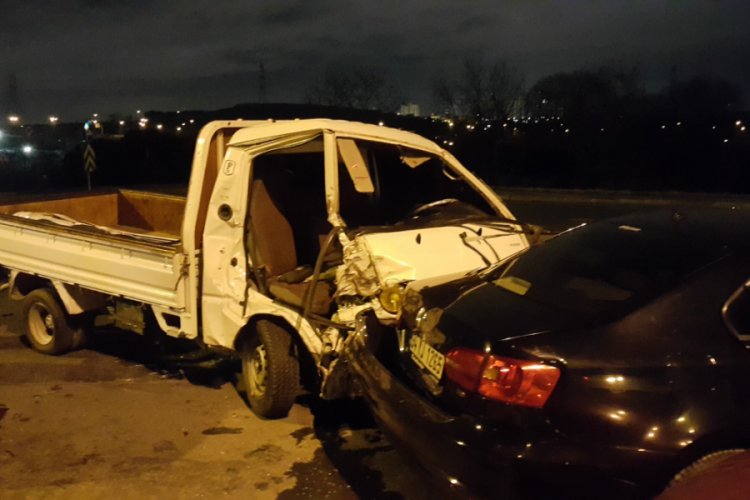 Kontrolden &ccedil;ıkan kamyonet 7 otomobile &ccedil;arptı: 1'i ağır 3 yaralı