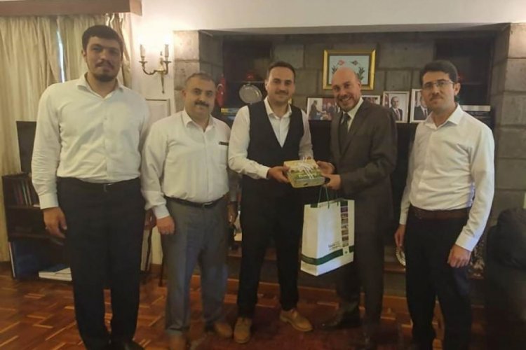 Bursa Osmangazi Belediye Başkanı D&uuml;ndar'dan Kenyalı &ccedil;ocuklara Bursaspor forması