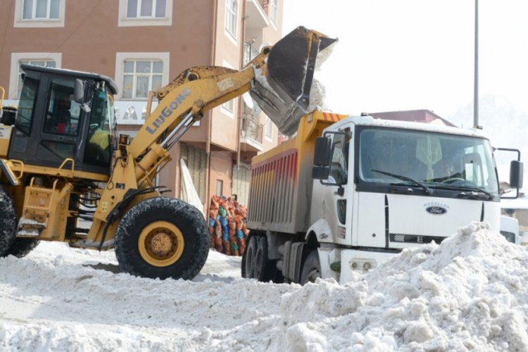 Kent merkezindeki tonlarca kar kent dışına &ccedil;ıkartıldı