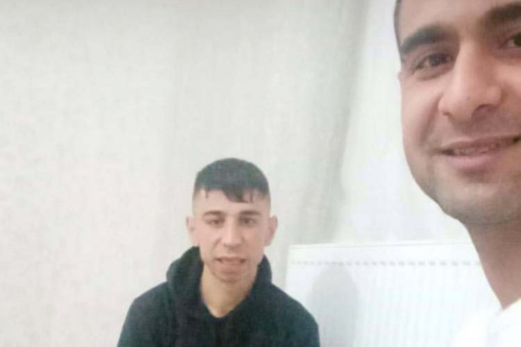 Bariyere &ccedil;arpan motosikletteki 2 kuzen &ouml;ld&uuml;