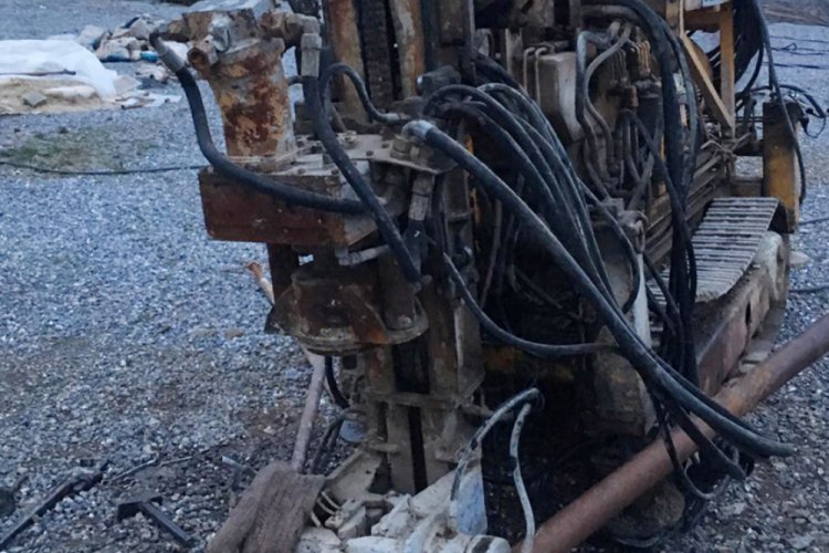 Sondaj makinesi ile piston arasında sıkışan iş&ccedil;i &ouml;ld&uuml;