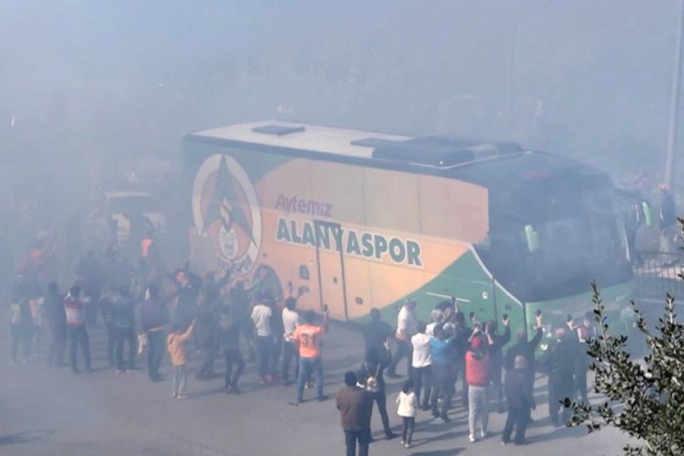 Alanyaspor'a meşaleli karşılama