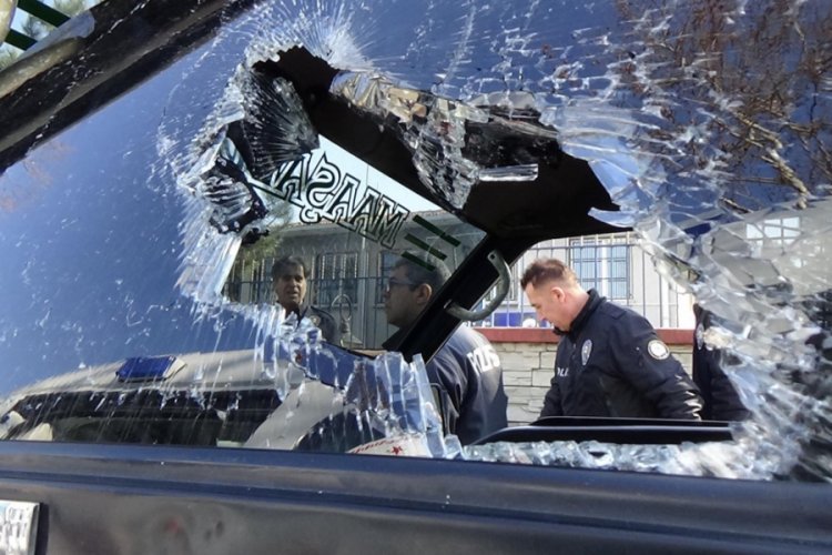 Otomobil ile kamyonetin &ouml;n&uuml;n&uuml; kesip ateş a&ccedil;tı: 2 yaralı
