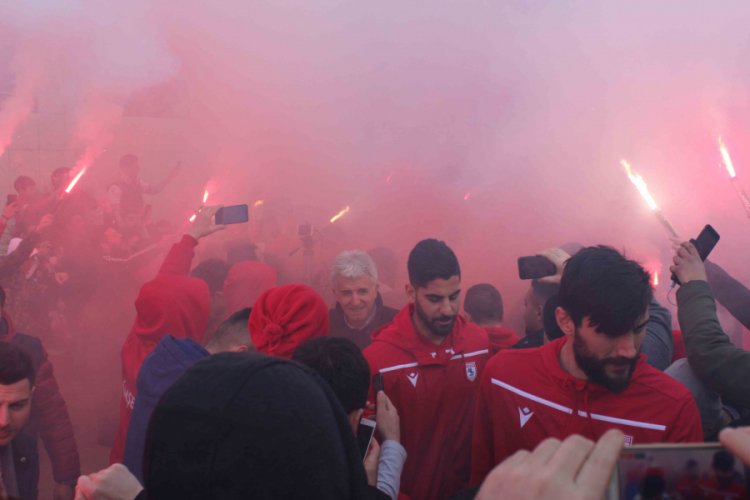 Samsunspor'a havalimanında meşaleli karşılama