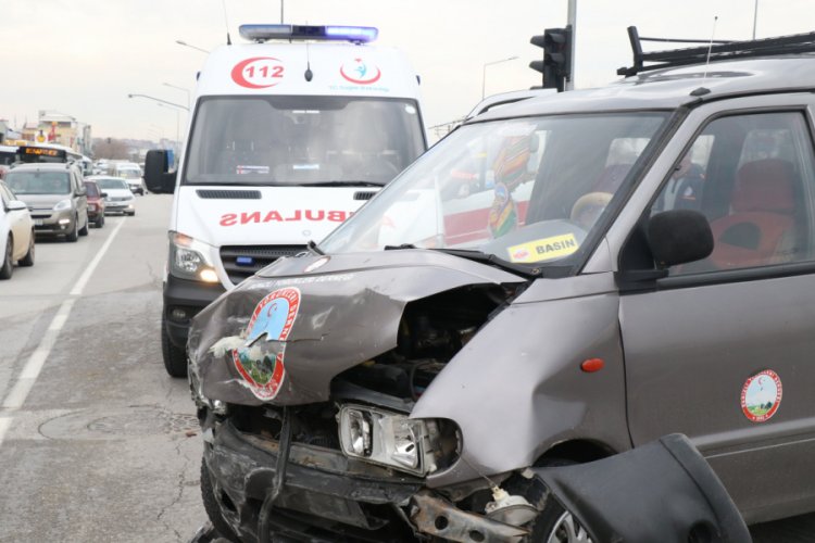 Emanet otomobille kaza yaptı